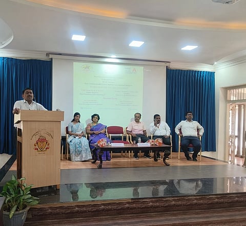 ಬೆಳಗಾವಿಯ ಆರ್​ಎಲ್​ಎಸ್​ ಕಾಲೇಜಿನಲ್ಲಿ ಬುಧವಾರ ತರಬೇತಿ ಕಾರ್ಯಾಗಾರದಲ್ಲಿ ಡಾ.ಡಿ.ಕೆ.ಕಾಂಬಳೆ ಮಾತನಾಡಿದರು. ವಿನೂತಾ ಜೆ.ಬಿ., ಡಾ.ಜೆ.ಎಸ್​.ಕವಳೇಕರ, ಡಾ.ವಿನಯಕುಮಾರ ಇತರರಿದ್ದರು.