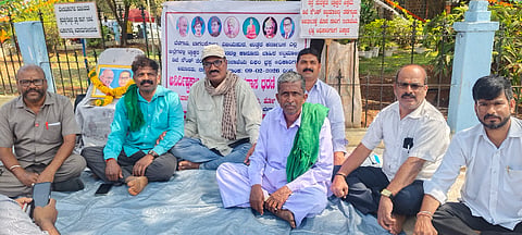 ವಾಹನಗಳ ಸೌಂಡ್ ಸಿಸ್ಟಮ್‌ಗಳಿಗೆ ಕಡಿವಾಣ ಹಾಕದ ಅಧಿಕಾರಿಗಳ ವಿರುದ್ಧ ಕ್ರಮಕ್ಕೆ ಆಗ್ರಹಿಸಿ ಬೆಳಗಾವಿಯಲ್ಲಿ ಸೋಮವಾರ ಶ್ರೀನಿವಾಸಗೌಡ ಪಾಟೀಲ ಉಪವಾಸ ಸತ್ಯಾಗ್ರಹ(ಕ್ಯಾಪ್ ಹಾಕಿದವರು) ಆರಂಭಿಸಿದರು. 