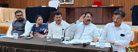ಬೆಳಗಾವಿ ಪಾಲಿಕೆಯಲ್ಲಿ ಸೋಮವಾರ ಶಾಸಕ ಅಭಯ ಪಾಟೀಲ ಮತದಾರರ ಮ್ಯಾಪಿಂಗ್ ಪ್ರಕ್ರಿಯೆ ಪರಿಶೀಲನಾ ಸಭೆ ಕೈಗೊಂಡರು. ಮಂಗೇಶ ಪವಾರ, ವಾಣಿ ಜೋಶಿ, ಎಂ.ಕಾರ್ತಿಕ, ಹನುಮಂತ ಕೊಂಗಾಲಿ ಇದ್ದರು.