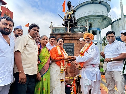 ಬೆಳಗಾವಿ ತಾಲೂಕಿನ ಸಾಂಬ್ರಾದಲ್ಲಿ ಗುರುವಾರ ಪಂಢರಪರು ದಿಂಡಿ ಪಾದಯಾತ್ರೆ ಉದ್ಘಾಟನೆಯಲ್ಲಿ ಲಕ್ಷ್ಮೀ ಹೆಬ್ಬಾಳ್ಕರ್‌ಗೆ ಸನ್ಮಾನಿಸಲಾಯಿತು. ನಾಗೇಶ ದೇಸಾಯಿ, ಮನೋಹರ ಬೆಳಗಾಂವಕರ ಇತರರಿದ್ದರು.