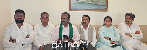 ಬೆಳಗಾವಿಯಲ್ಲಿ ಭಾನುವಾರ ಎನ್.ರವಿಕುಮಾರ ಸುದ್ದಿಗೋಷ್ಠಿಯಲ್ಲಿ ಮಾತನಾಡಿದರು. ಶಾಸಕರಾದ ಶಶಿಕಲಾ ಜೊಲ್ಲೆ, ವಿಠ್ಠಲ ಹಲಗೇಕರ, ಮಾಜಿ ಶಾಸಕ ಸಂಜಯ ಪಾಟೀಲ, ಸುಭಾಸ ಪಾಟೀಲ, ಮುರಗೇಂದ್ರಗೌಡ ಪಾಟೀಲ ಇದ್ದರು. 