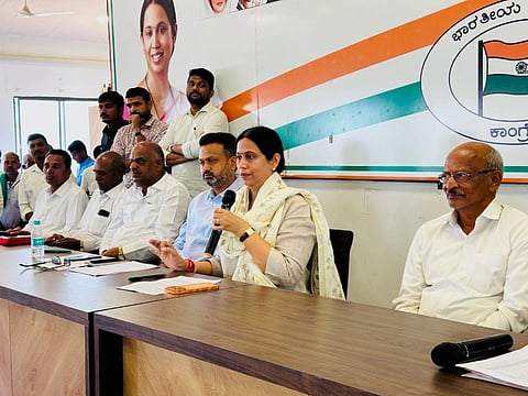 ಬೆಳಗಾವಿಯಲ್ಲಿ ಸೋಮವಾರ ಜರುಗಿದ ಸಭೆಯಲ್ಲಿ ಸಚಿವೆ ಲಕ್ಷ್ಮೀ ಹೆಬ್ಬಾಳ್ಕರ್ ಮಾತನಾಡಿದರು. ಚನ್ನರಾಜ ಹಟ್ಟಿಹೊಳಿ, ಯುವರಾಜ ಕದಂ ಇತರರಿದ್ದಾರೆ.