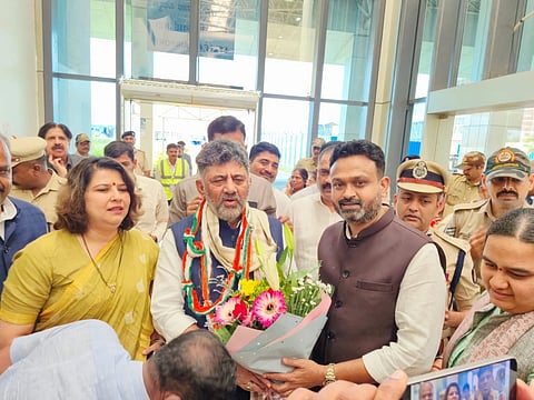 ಬೆಳಗಾವಿ ವಿಮಾನ ನಿಲ್ದಾಣದಲ್ಲಿ ಗುರುವಾರ ಮುಖ್ಯಮಂತ್ರಿ ಡಿಕೆಶಿಗೆ ಸ್ವಾಗತಿಸಿಕೊಂಡ ಎಂಲ್‌ಸಿ ಚನ್ನರಾಜ ಹಟ್ಟಿಹೊಳಿ, ಅಂಜಲಿ ನಿಂಬಾಳಕರ ಇತರರಿದ್ದರು. 
