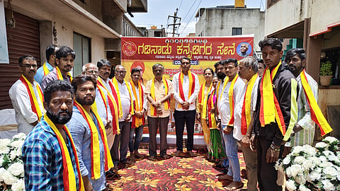 ವಡಗಾವಿಯಲ್ಲಿ ಭಾನುವಾರ ಜರುಗಿದ ಗಡಿನಾಡು ಕನ್ನಡಿಗರ ಸೇನೆಯ ಉದ್ಘಾಟನೆಯಲ್ಲಿ ಅಶೋಕ ಚಂದರಗಿ, ರಮೇಶ ಸೊಂಟಕ್ಕಿ, ಬಲರಾಮ ಮಾಸೇನಟ್ಟಿ, ವಂದನಾ ಹೊರಕೇರಿ ಇತರರಿದ್ದರು.