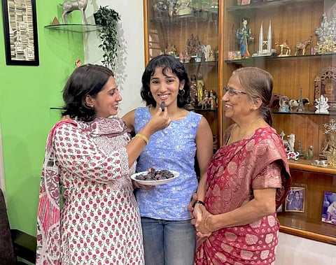 ವಾಣಿಜ್ಯ ವಿಭಾಗದಲ್ಲಿ ರಾಜ್ಯಕ್ಕೆ ದ್ವಿತೀಯ ರ‌್ಯಾಂಕ್ ಪಡೆದ ಧ್ವನಿ ಕುಲಕರ್ಣಿಗೆ ತಾಯಿ ಪಲ್ಲವಿ ಸಿಹಿ ತಿನ್ನಿಸಿದರು.