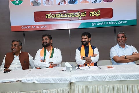 ಬೆಳಗಾವಿಯಲ್ಲಿ ಗುರುವಾರ ಜರುಗಿದ ಬಿಜೆಪಿ ಸಂಘಟನಾತ್ಮಕ ಸಭೆಯಲ್ಲಿ ಸಿ.ಟಿ.ರವಿ ಮಾತನಾಡಿದರು. ಎಂ.ಬಿ.ಜಿರಲಿ, ಸುಭಾಷ ಪಾಟೀಲ, ಬಾಲಚಂದ್ರ ಜಾರಕಿಹೊಳಿ ಇದ್ದಾರೆ.