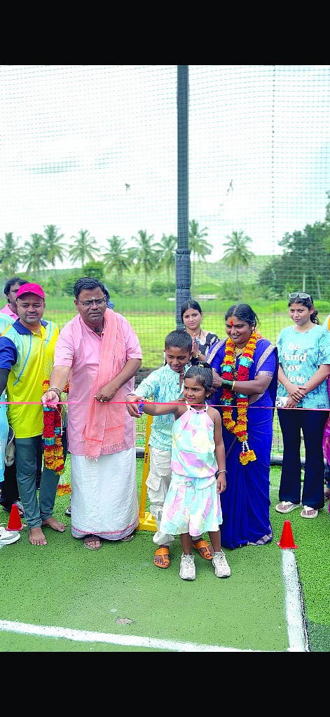 ಗೋಕಾಕ ನಗರದಲ್ಲಿ ಹಮ್ಮಿಕೊಂಡಿದ್ದ ಕಲಾವಿದರ ಕ್ರಿಕೆಟ್ ಪಂದ್ಯಾವಳಿಯನ್ನು ಬಸವರಾಜ ದೇವರು ಉದ್ಘಾಟಿಸಿದರು. ಉದಗಟ್ಟಿ ರಂಗಮ್ಮದೇವಿ, ಬಸವರಾಜ ಕಪರಟ್ಟಿ ಇತರರಿದ್ದರು.