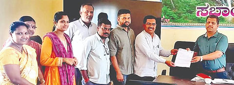 ಪಿಡಿಒಗಳ ಮೇಲಿನ ಒತ್ತಡ ತಡೆಗಟ್ಟಲು ಕೂಡಲೇ ಮಾರ್ಗಸೂಚಿ ಹೊರಡಿಸಬೇಕೆಂದು ಆಗ್ರಹಿಸಿ ರಾಜ್ಯ ಪಂಚಾಯತ್​ ಅಭಿವೃದ್ಧಿ ಅಧಿಕಾರಿಗಳ (ಬಿ&ಗ್ರೇಡ್​)ಹುದ್ದೆ ಉನ್ನತಿಕರಣ ಸಂ ಗುರುವಾರ ಗುರುಮಠಕಲ್​ ತಾಪಂ ಇಒಗೆ ಮನವಿಪತ್ರ ಸಲ್ಲಿಸಿತು. ಭೀಮರಾಯ,  ರಾಧಿಕ ರೆಡ್ಡಿ, ಸರೋಜಾ ಇತರರಿದ್ದರು.