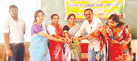  ಹಲಗೂರಿನ ಸರ್ಕಾರಿ ಪ್ರಥಮ ದರ್ಜೆ ಕಾಲೇಜು ಸಭಾಂಗಣದಲ್ಲಿ ಆಯೋಜಿಸಿದ್ದ ಕಾರ್ಯಾಗಾರವನ್ನು ಗಣ್ಯರು ಉದ್ಘಾಟಿಸಿದರು. ಎನ್.ಎಸ್.ಶಂಕರೇಗೌಡ, ಶ್ರೀನಿವಾಸ್, ಅರುಣ್ ಕುಮಾರ್, ಲಕ್ಷ್ಮೀ, ವಿನುತಾ, ಶಿವಶಂಕರ್ ಇತರರಿದ್ದರು.