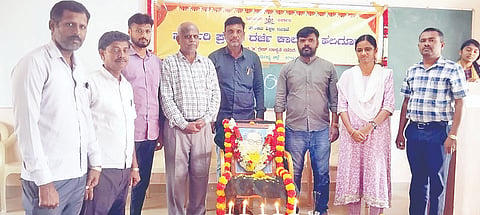 ಹಲಗೂರಿನ ಸರ್ಕಾರಿ ಪ್ರಥಮ ದರ್ಜೆ ಕಾಲೇಜು ಸಭಾಂಗಣದಲ್ಲಿ ಡಾ.ಅಂಬೇಡ್ಕರ್ ಅವರ ಪರಿನಿರ್ವಾಣ ದಿನದ ಕಾರ್ಯಕ್ರಮ ಆಯೋಜಿಸಲಾಗಿತ್ತು.