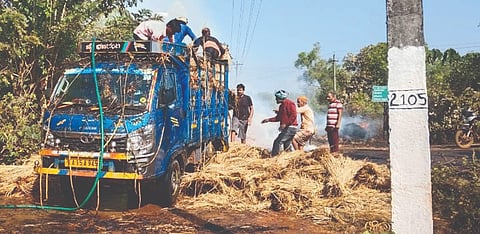 ಹೊನ್ನಾವರ ತಾಲೂಕಿನ ಕವಲಕ್ಕಿ ಗಾಣಗೇರಿಯಲ್ಲಿ ಹುಲ್ಲು ತುಂಬಿದ ವಾಹನಕ್ಕೆ ಬೆಂಕಿ ತಗುಲಿರುವುದು