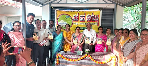 ಹಾಸನ ನಗರದ ಕವಯತ್ರಿ ಡಾ. ಕುಸುಮಾ ಅವರ ನಿವಾಸದಲ್ಲಿ ಮನೆ-ಮನೆ ಕವಿಗೋಷ್ಠಿ ಕಾರ್ಯಕ್ರಮ ಹಮ್ಮಿಕೊಳ್ಳಲಾಗಿತ್ತು. ಎನ್.ಎಲ್.ಚೆನ್ನೇಗೌಡ, ಡಾ.ಕುಸುಮಾ, ಸುಕನ್ಯಾ ಮುಕುಂದಾ ಇತರರಿದ್ದರು.