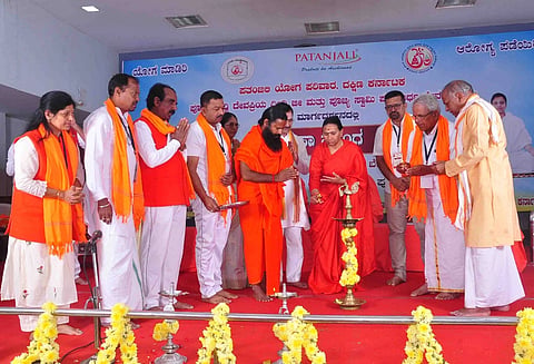 ಹಾಸನ ನಗರದ ಕೆ.ಆರ್.ಪುರಂನಲ್ಲಿರುವ ಶ್ರೀ ಶಂಕರ ಮಠದಲ್ಲಿ ಪತಂಜಲಿ ಪರಿವಾರ ಕರ್ನಾಟಕದ ವತಿಯಿಂದ ಜರುಗಿದ ಮಹಾ ಸತ್ಸಂಗ ಕಾರ್ಯಕ್ರಮವನ್ನು ಗಣ್ಯರು ಉದ್ಘಾಟಿಸಿದರು. ಸಾಧ್ವಿ ದೇವಪ್ರಿಯ ಮಾತಾ ಜೀ, ಪೂಜ್ಯ ಸ್ವಾಮಿ ಪರಮಾರ್ಥ ದೇವ ಜೀ, ಭವರ್ಲಾಲ್, ಪರಮೇಶ್ವರ ಸುಪರ್ಣಸ, ಸುರೇಶ್ ಪ್ರಜಾಪತಿ, ಶೇಷಪ್ಪ, ಲೋಕನಾಥ್, ಗಿರೀಶ್, ನಾಗೇಶ್, ಕೇಶವಮೂರ್ತಿ, ನಟರಾಜ್ ಇತರರಿದ್ದರು.