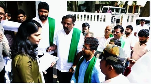 ಮೆಕ್ಕೆಜೋಳ ಮಾರಾಟ ಮಾಡಿ ಒಂದು ತಿಂಗಳು ಕಳೆದರೂ ರೈತರ ಖಾತೆಗೆ ಹಣ ಜಮಾ ಆಗದಿರುವುದನ್ನು ಖಂಡಿಸಿ ರೈತ ಸಂಘದಿಂದ ಜಿಲ್ಲಾಧಿಕಾರಿ ಕೆ.ಎಸ್.ಸತ್ಯಭಾಮಾ ಅವರಿಗೆ ಮನವಿ ಸಲ್ಲಿಸಲಾಯಿತು.