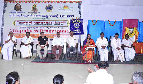 ಹಾಸನ ಎಂಸಿಇ ಕಾಲೇಜು ಆವರಣದಲ್ಲಿ ಆರ್ಟ್ ಹಮ್ಮಿಕೊಳ್ಳಲಾಗಿದ್ದ ಯೋಗ, ಪ್ರಾಣಾಯಾಮ, ಧ್ಯಾನ ಹಾಗೂ ವಿಶ್ವಪ್ರಸಿದ್ಧ ‘‘ಸುದರ್ಶನ ಕ್ರಿಯೆ’’ ತರಬೇತಿ ಮುಕ್ತಾಯ ಸಮಾರಂಭದಲ್ಲಿ ಪ್ರಿಯದರ್ಶಿನಿ ಮಾತನಾಡಿದರು. ಜಗದೀಶ್ ಚೌಡುವಳ್ಳಿ, ಸಿ.ಶಿವಸ್ವಾಮಿ, ಜಿ.ಎ.ಸುಬ್ಬುಕೃಷ್ಣ, ಸೀನಿಯರ್ ಟೀಚರ್ ಎಚ್.ಎಲ್. ವಿದ್ಯಾ, ರೂಪಾ ಇತರರಿದ್ದರು. 