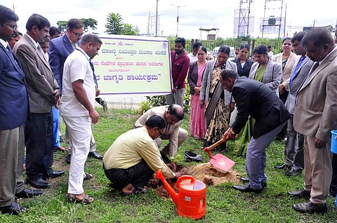 ಜಿಲ್ಲಾ ನ್ಯಾಯಾಲಯ ಆವರಣದಲ್ಲಿ ವಿಶ್ವ ಪರಿಸರ ದಿನಾಚರಣೆ  ಅಂಗವಾಗಿ ಹಮ್ಮಿಕೊಂಡಿದ್ದ ಗಿಡ ನೆಡುವ ಕಾರ್ಯಕ್ರಮಕ್ಕೆ ಗಣ್ಯರು ಚಾಲನೆ ನೀಡಿದರು. ಜಿಲ್ಲಾ ನ್ಯಾಯಾಧೀಶೆ ಹೇಮಾವತಿ, ಕಾರ್ಲೇ ಮೊಗಣ್ಣಗೌಡ, ದಾಕ್ಷಾಯಿಣಿ, ಆರ್ ಪಿ ವೆಂಕಟೇಶ್ ಮೂರ್ತಿ, ಪುರುಷೋತ್ತಮ್ ಇತರರಿದ್ದರು.
