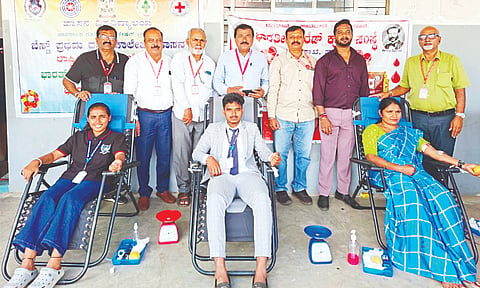 ಭಾರತೀಯ ರೆಡ್ ಕ್ರಾಸ್ ಜಿಲ್ಲಾ ಶಾಖೆ, ಬೆಸ್ಟ್ ಪ್ರಥಮ ದರ್ಜೆ ಕಾಲೇಜು ಹಾಗೂ ಯುವ ರೆಡ್ ಕ್ರಾಸ್ ಘಟಕದ ವತಿಯಿಂದ ಕಾಲೇಜು ಆವರಣದಲ್ಲಿ ಸ್ವಯಂ ಪ್ರೇರಿತ ರಕ್ತದಾನ ಮತ್ತು ಆರೋಗ್ಯ ಉಚಿತ ತಪಾಸಣಾ ಶಿಬಿರ ಆಯೋಜಿಸಲಾಗಿತ್ತು. ಹೆಮ್ಮಿಗೆ ಮೋಹನ್,  ಬಿ.ಆರ್.ಉದಯ್ ಕುಮಾರ್  ಕೆ.ಸಿ. ನವೀನ್ ಇತರರಿದ್ದರು. 