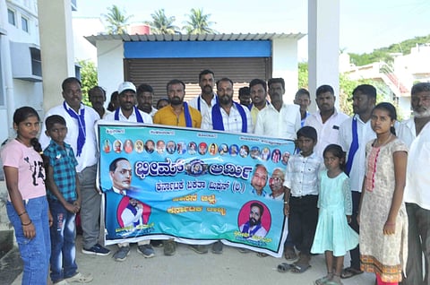 ಸಾಲಗಾಮೆ ಹೋಬಳಿ ಸೊಪ್ಪಿನಹಳ್ಳಿ ಗ್ರಾಮದಲ್ಲಿ ಪರಿಶಿಷ್ಟ ಜಾತಿಯ ಕುಟುಂಬಗಳು ಮನೆಗೆ ಹೋಗಿ ಬರುವ ದಾರಿಗೆ ಸವರ್ಣೀಯವರಿಂದ ಅಡ್ಡಿಪಡಿಸುತ್ತಿದ್ದು, ರಸ್ತೆ ಬಿಡಿಸಿಕೊಡುವಂತೆ ಆಗ್ರಹಿಸಿ ಭೀಮ್ ಆರ್ಮಿ ಸಂಘಟನೆಯಿಂದ ತಹಸೀಲ್ದಾರ್ ಅವರಿಗೆ ಮನವಿ ಸಲ್ಲಿಸಲಾಯಿತು.