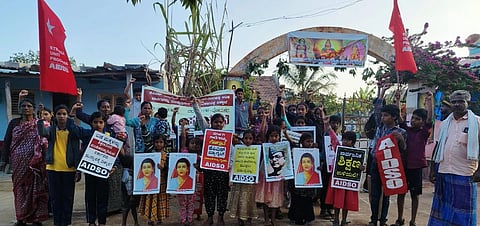 ಹಾಸನ ತಾಲೂಕಿನ ಹೊಸೂರು ಸರ್ಕಾರಿ ಕಿರಿಯ ಪ್ರಾಥಮಿಕ ಶಾಲೆಯ ಆವರಣದಲ್ಲಿ ಎಐಡಿಎಸ್‌ಒಯು ನೇತೃತ್ವದಲ್ಲಿ ಪ್ರತಿಭಟನೆ ನಡೆಯಿತು. ಎಐಡಿಎಸ್‌ಯು ಜಿಲ್ಲಾ ಅಧ್ಯಕ್ಷೆ ಚೈತ್ರಾ, ಲಕ್ಷ್ಮೀ, ಕುಮಾರ್, ಗಿರೀಶ್, ದೇವರಾಜ್, ಪಾರ್ವತಿ, ಸುರೇಶ್ ಇತರರಿದ್ದರು.