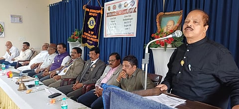 ಹಾಸನದ ಕುವೆಂಪು ನಗರದಲ್ಲಿರುವ ಲಯನ್ಸ್ ಕ್ಲಬ್ ಭವನದಲ್ಲಿ ಲಯನ್ಸ್ ಕ್ಲಬ್ ಹಾಸನ ಹಾಗೂ ಲಯನ್ಸ್ ಕ್ಲಬ್ ದೊಡ್ಡಬಳ್ಳಾಪುರ ಅಂತರ್ ಜಿಲ್ಲಾ ಟ್ವಿನ್ ಕ್ಲಬ್ ಸಭೆ ಹಾಗೂ ಕರ್ನಾಟಕ ರಾಜ್ಯ ವೈಜ್ಞಾನಿಕ ಸಂಶೋಧನಾ ಪರಿಷತ್‌ನ ಸಮ್ಮಿಲನ ಕಾರ್ಯಕ್ರಮದಲ್ಲಿ ಹುಲಿಕಲ್ ನಟರಾಜ್ ಮತನಾಡಿದರು. ಲಯನ್ಸ್ ಕ್ಲಬ್‌ನ ಜಿಲ್ಲಾಧ್ಯಕ್ಷ ರಮೇಶ್, ರವಿನಾಕಲಗೂಡು, ರವಿಕುಮಾರ್, ನಂಜುಂಡೇಶ್ವರ, ಜಗದೀಶ್, ಶಿವಸ್ವಾಮಿ, ಚನ್ನೇಗೌಡ ಇತರರಿದ್ದರು.