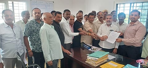 ಭಿವೃದ್ಧಿಪಡಿಸಲು ನಿಗದಿಪಡಿಸಿರುವ ಜಾಗದಲ್ಲಿ ಜೆಡಿಎಸ್ ಸಮಾವೇಶಕ್ಕೆ ಅವಕಾಶ ನೀಡದಂತೆ ಕೋರಿ ವಕೀಲ ಹಾಗೂ ಕಾಂಗ್ರೆಸ್ ಜಿಲ್ಲಾ ಮಾಧ್ಯಮ ವಕ್ತಾರ ದೇವರಾಜೇಗೌಡ ಅವರ ನೇತೃತ್ವದಲ್ಲಿ ಇಂದು ಕೆಐಎಡಿಬಿ ಅಭಿವೃದ್ಧಿ ಅಧಿಕಾರಿಗೆ ಮನವಿ ಸಲ್ಲಿಸಲಾಯಿತು.
