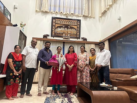 ಅರ್ಪಿತಾ ಅವರಿಗೆ ಶಾಸಕ ಎಚ್.ಪಿ.ಸ್ವರೂಪ್ ಪ್ರಕಾಶ್ ಅಭಿನಂದಿಸಿದರು. ಪಾಲಕರಾದ ಎಚ್.ಆರ್. ಗೋಪಾಲಸ್ವಾಮಿ, ಮೀನಾಕ್ಷಿ ಇದ್ದರು.