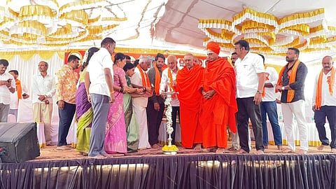  ಅರಕಲಗೂಡು ತಾಲೂಕಿನ ಕೆಲಗಳಲೆ ಗ್ರಾಮದಲ್ಲಿ ಸೋಮವಾರ ಶ್ರೀ ಕಲ್ಲೇಶ್ವರ, ಶ್ರೀ ಬಸವೇಶ್ವರ ದೇವಸ್ಥಾನ ಉದ್ಘಾಟನೆ ಅಂಗವಾಗಿ ಏರ್ಪಡಿಸಿದ್ದ ಧಾರ್ಮಿಕ ಸಭೆಯನ್ನು ಗಣ್ಯರು ಉದ್ಘಾಟಿಸಿದರು. ಹಾಸನ ಆದಿಚುಂಚನಗಿರಿ ಶಾಖಾ ಮಠದ ಶ್ರೀ ಶಂಭುನಾಥ ಸ್ವಾಮೀಜಿ, ಶ್ರೀ ಬಸವರಾಜೇಂದ್ರ ಸ್ವಾಮೀಜಿ, ಕೆಸವತ್ತೂರು ಮಠದ ಶ್ರೀ ಬಸವರಾಜೇಂದ್ರ ಸ್ವಾಮೀಜಿ, ನಿಖಿಲ್ ಕುಮಾರಸ್ವಾಮಿ, ಎ.ಮಂಜು, ಎಂ.ಎಸ್.ಯೋಗೇಶ್ ಇತರರಿದ್ದರು.