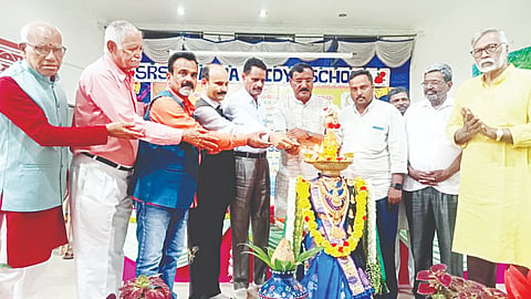 ಎಸ್‌ಆರ್‌ಎಸ್ ಪ್ರಜ್ಞ್ಞಾ ವಿದ್ಯಾಶಾಲೆ ಸಭಾಂಗಣದಲ್ಲಿ ಆಯೋಜಿಸಿದ್ದ ವಿಶ್ವ ಜನಪದ ದಿನಾಚರಣೆ ಮತ್ತು ಜನಪದ ವೈಭವ ಕಾರ್ಯಕ್ರಮವನ್ನು ಶಾಲಾ ಶಿಕ್ಷಣ ಇಲಾಖೆಯ ಉಪನಿರ್ದೇಶಕ ಕೆ.ಎನ್.ಬಲರಾಮ ಉದ್ಘಾಟಿಸಿದರು. ಡಾ.ಹಂಪನಹಳ್ಳಿ ತಿಮ್ಮೇಗೌಡ ಇತರರಿದ್ದರು. 