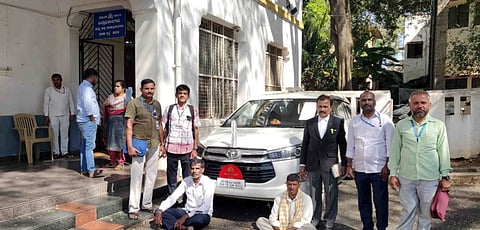 ಆಲೂರು ತಾಲೂಕಿನ ಭಕ್ತರವಳ್ಳಿ ಗ್ರಾಮದ ರೈತರು 2004ರಲ್ಲಿ ಯಗಚಿ (ಯಗಚಿ) ನಾಲೆ ನಿರ್ಮಾಣಕ್ಕಾಗಿ ಭೂಮಿಯನ್ನು ಸರ್ಕಾರಕ್ಕೆ ಒಪ್ಪಿಸಿದ್ದರೂ  ಪರಿಹಾರ ದೊರಕಿಲ್ಲ ಎಂಬ ಆರೋಪದ ಹಿನ್ನೆಲೆ ಕೋರ್ಟ್ ಆದೇಶದ ಮೇರೆಗೆ ಶುಕ್ರವಾರ ಜಿಲ್ಲಾಧಿಕಾರಿ ಸರ್ಕಾರಿ ಕಾರನ್ನು ವಕೀಲರು ವಶಕ್ಕೆ ಪಡೆದರು. ಘಟನೆ ನಡೆದು ನಂತರ ಜಿಲ್ಲಾಧಿಕಾರಿ ಕೆ.ಎಸ್.ಲತಾಕುಮಾರಿ ಅವರು ಪರಿಹಾರ ಕೊಡುವ ಭರವಸೆ ನೀಡಿದ ಪ್ರಸಂಗ ನಡೆಯಿತು.