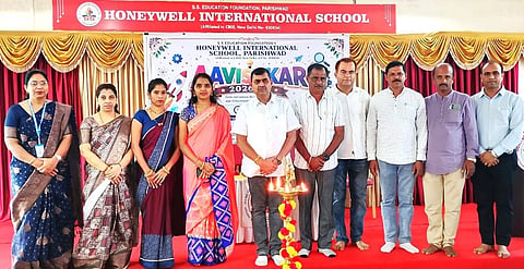 ಪಾರಿಶ್ವಾಡ ಗ್ರಾಮದ ಹನಿವೆಲ್ ಇಂಟರ್ ನ್ಯಾಷನಲ್ ಶಾಲೆಯಲ್ಲಿ ಹಮ್ಮಿಕೊಂಡಿದ್ದ ವಸ್ತು ಪ್ರದರ್ಶನ ಕಾರ್ಯಕ್ರಮವನ್ನು ಗಣ್ಯರು ಉದ್ಘಾಟಿಸಿದರು. ಸುಭಾಸ ಗುಳಶೆಟ್ಟಿ, ಸುಜಾತಾ ಹಿರೇಮಠ, ಶಿವಾನಂದ ಪಾಟೀಲ, ಶಂಕರಗೌಡ ಪಾಟೀಲ ಇತರರಿದ್ದರು.
