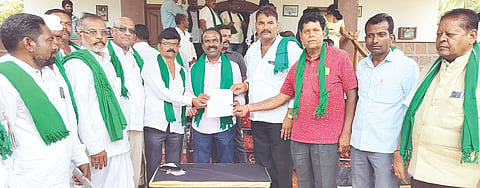 ಸೊಪ್ಪಡ್ಲ ಗ್ರಾಮದ ಜಮೀನಿನಲ್ಲಿ ರಾಜ್ಯ ಬಿಜೆಪಿ ತಂಡ ಬರ ಪರಿಶೀಲನೆ ನಡೆಸಿತು. ಎನ್.ರವಿಕುಮಾರ, ಶಶಿಕಲಾ ಜೊಲ್ಲೆ, ದುರ್ಯೋಧನ ಐಹೊಳೆ, ವಿಠ್ಠಲ ಹಲಗೇಕರ, ಬಿ.ಎಸ್.ನಡಹಳ್ಳಿ, ಸಂಜಯ ಪಾಟೀಲ, ಸುಭಾಸ ಪಾಟೀಲ ಇತರರು ಇದ್ದರು.