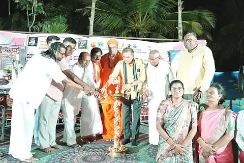 ಕಡೂರು ತಾಲೂಕು ವೈ.ಮಲ್ಲಾಪುರ ಗ್ರಾಮದಲ್ಲಿ ಆಯೋಜಿಸಿದ್ದ ಆಷಾಢ-ಶ್ರಾವಣ ಮಾಸದ ಪ್ರವಚನ ಮಾಲಿಕೆಯ ಕಾರ್ಯಕ್ರಮವನ್ನು ಚಿಂತಕ ಚಟ್ನಳ್ಳಿ ಮಹೇಶ್ ಉದ್ಘಾಟಿಸಿದರು. ಶ್ರೀ ಜ್ಞಾನಪ್ರಭು ಸಿದ್ದರಾಮ ದೇಶಿಕೇಂದ್ರ ಸ್ವಾಮೀಜಿ, ಕೆ.ವಿರೂಪಾಕ್ಷಪ್ಪ, ಎಂ.ರಂಗಪ್ಪ, ಪುಟ್ಟರಾಜು ಮತ್ತಿತರರಿದ್ದರು.