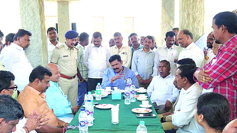 ನಂದಗಡದಲ್ಲಿ ಅಧಿಕಾರಿಗಳೊಂದಿಗೆ ಸಚಿವ ಶಿವರಾಜ್ ತಂಗಡಗಿ ಸಭೆ ನಡೆಸಿದರು. ಶಾಸಕ ವಿಠ್ಠಲ್ ಹಲಗೇಕರ, ಎಚ್.ಎಂ.ರೇವಣ್ಣ, ವಿನಯ ನಾವಲಗಟ್ಟಿ ಇತರರಿದ್ದರು.