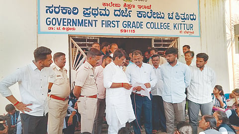 ಸರ್ಕಾರಿ ಪ್ರಥಮ ದರ್ಜೆ ಕಾಲೇಜಿನಲ್ಲಿ ನಡೆದ ಪ್ರತಿಭಟನೆ ಸ್ಥಳಕ್ಕೆ  ಬಾಬಾಸಾಹೇಬ ಪಾಟೀಲ ಭೇಟಿ ನೀಡಿದರು.  ಕಲಗೌಡ ಪಾಟೀಲ, ಶಿವಾನಂದ ಗುಡುಗನಟ್ಟಿ, ಪ್ರವೀಣ ಗಂಗೋಳ, ಎಂ.ಎ್.ಜಕಾತಿ ಇತರರಿದ್ದರು.