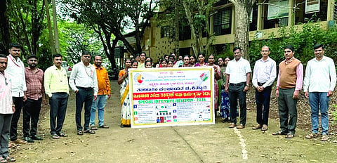 ಮತದಾರರ ಪಟ್ಟಿಯಲ್ಲಿ ಸೇರ್ಪಡೆ ಹಾಗೂ ತಿದ್ದುಪಡಿ ಕುರಿತು ಜಾಗತಿ ಜಾಥಾಕ್ಕೆ ನಿಂಗಪ್ಪ ಮಸಳಿ ಚಾಲನೆ ನೀಡಿದರು. ವಿಜಯ ಪಾಟೀಲ, ಗೌಡಪ್ಪ ಗಿರಿಮಲ್ಲಣವರ ಲಿಂಗರಾಜ ಹಲಕರ್ಣಿಮಠ ಇತರರಿದ್ದರು.