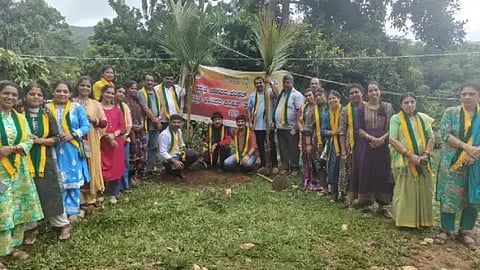 ಕಳಸ ತಾಲೂಕು ಕನ್ನಡ ಜಾನಪದ ಪರಿಷತ್‌ನಿಂದ ಗಿಡ ನೆಟ್ಟು ಪರಿಸರ ದಿನ ಆಚರಿಸಲಾಯಿತು. ವಿನಾಯಕ, ಭರತ್‌ರಾಜ್,  ಮಂಜುಳಾ, ಕಲ್ಪನಾ, ಪ್ರೇಮ್‌ಕುಮಾರ್, ಸುಜಯಾ ಇತರರಿದ್ದರು.
