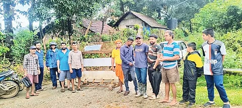 ಕಳಸದ ಅಂಬಾತೀರ್ಥ ಸಮೀಪದ ತೂಗು ಸೇತುವೆಗೆ ಪ್ರವಾಸಿಗರ ವಾಹನ ಬರದಂತೆ ಬ್ಯಾರಿಕೇಡ್ ಹಾಕಿರುವುದು.
