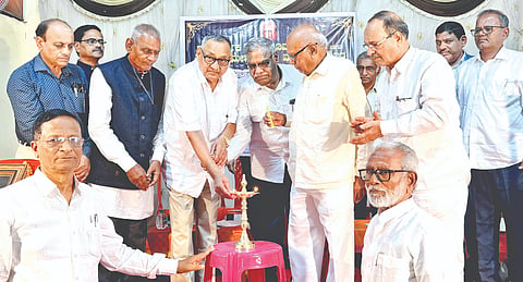 ಕಮಲನಗರದಲ್ಲಿ ಭಾನುವಾರ ಏರ್ಪಡಿಸಿದ್ದ ವಯೋನಿವೃತ್ತಿ ಹೊಂದಿದ ನೌಕರರ ಮರು ಸಂಗಮ ಕಾರ್ಯಕ್ರಮವನ್ನು ನಿವೃತ್ತ ಹೆಚ್ಚುವರಿ ಜಿಲ್ಲಾಧಿಕಾರಿ ಮಲ್ಲಿಕಾರ್ಜುನ ಮಠ ಉದ್ಘಾಟಿಸಿದರು. ಎಸ್​.ಎ.ಹೂಗಾರ, ಡಾ.ವಿಶ್ವನಾಥ ಚಿಕ್ಕಮುರ್ಗೆ, ಡಾ.ಮಲ್ಲಿಕಾರ್ಜುನ ಭಂಡೆ, ಚಂದ್ರಕಾಂತ ಮಿರ್ಚೆ, ಎಸ್​.ಎಸ್​.ರಾಂಪುರೆ, ಪ್ರಕಾಶ ಮಾನಕಾರಿ ಇತರರಿದ್ದರು.