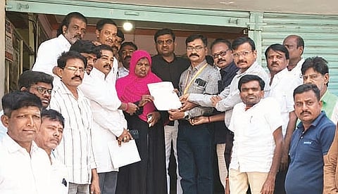 ಕನಕಗಿರಿ ಪಪಂ ಮುಖ್ಯಾಧಿಕಾರಿ ಲಕ್ಷ್ಮಣ ಕಟ್ಟಿಮನಿಗೆ ವೀರಶೈವ ಲಿಂಗಾಯತ ಮಹಾಸಭಾ ತಾಲೂಕು ಘಟಕದಿಂದ ಮನವಿ ಸಲ್ಲಿಸಲಾಯಿತು. ತಾಲೂಕು ಯುವ ಘಟಕದ ಅಧ್ಯಕ್ಷ ಶರಣಬಸವ ಹುಲಿಹೈದರ, ಶರಣಪ್ಪ ಭತ್ತದ, ನಾಗರಾಜ ಬಾವಿಕಟ್ಟಿ, ಚನ್ನಪ್ಪ ತೆಗ್ಗಿನಮನಿ ಇತರರಿದ್ದರು.