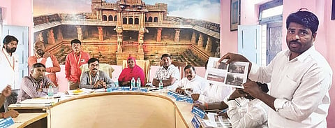 ಲೇಔಟ್‌ವೊಂದಕ್ಕೆ ರಸ್ತೆ ಇಲ್ಲದಿರುವುದನ್ನು ತೋರಿಸಿ ಅಧಿಕಾರಿಗಳ ವಿರುದ್ಧ ಪಪಂ ಸದಸ್ಯ ಶೇಷಪ್ಪ ಪೂಜಾರ ಆಕ್ರೋಶ ವ್ಯಕ್ತಪಡಿಸಿದರು. ಪಪಂ ಅಧ್ಯಕ್ಷೆ ಹುಸೇನಬೀ ಚಳ್ಳಮರದ, ಉಪಾಧ್ಯಕ್ಷ ಕಂಠಿಂಗ ನಾಯಕ, ಸದಸ್ಯರಾದ ಅನಿಲ ಬಿಜ್ಜಳ, ಸಂಗಪ್ಪ ಸಜ್ಜನ ಇತರರಿದ್ದರು.