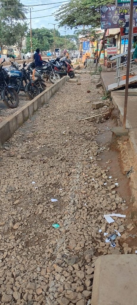 ಫುಟ್​ಪಾತ್​ ಕಾಮಗಾರಿ ಅರ್ಧಕ್ಕೆ ಸ್ಥಗಿತ footpath