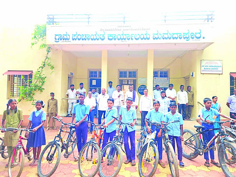 ಮಮದಾಪುರ ಗ್ರಾಮದಲ್ಲಿ ಹಮ್ಮಿಕೊಂಡಿದ್ದ ಸೈಕಲ್ ಜಾಥಾ ಅಭಿಯಾನಕ್ಕೆ ಪಿಡಿಒ ವಿನಾಯಕ ಮಾಳಿ ಚಾಲನೆ ನೀಡಿದರು. ಯು.ಎಸ್.ಕಿಣಗಿ, ಸಿ.ಎಂ.ಪಟಾತ್, ಸಂದೀಪ ಥೋರಾತ ಇತರರಿದ್ದರು.