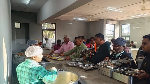 ಬೈಲಹೊಂಗಲ ನಗರದಲ್ಲಿ ಇಂದಿರಾ ಕ್ಯಾಂಟೀನ್‌ನಲ್ಲಿಊಟಕ್ಕಾಗಿ ಸರತಿ ಸಾಲಿನಲ್ಲಿ ನಿಂತಿರುವುದು.