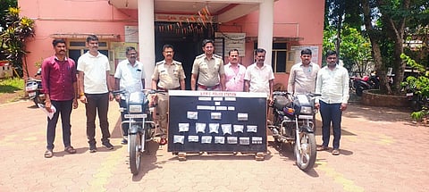 ಬೆಳಗಾವಿ ನಗರದ ಎಪಿಎಂಸಿ ಠಾಣೆ ಪೊಲೀಸರು ಮನೆಗಳ್ಳರಿಂದ ಎರಡು ಬೈಕ್, ಚಿನ್ನಾಭರಣ ವಶಪಡಿಸಿಕೊಂಡಿದ್ದಾರೆ.