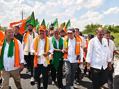 ಬಿಜೆಪಿ ರಾಜ್ಯಾಧ್ಯಕ್ಷ ಬಿ.ವೈ. ವಿಜಯೇಂದ್ರ ನೇತೃತ್ವದಲ್ಲಿ ನಡೆಯುತ್ತಿರುವ ಬಳ್ಳಾರಿ ಚಲೋ ಪಾದಯಾತ್ರೆ ಬೆಂಬಲಿಸಿ ಬುಧವಾರ ಶಾಸಕ ಬಾಲಚಂದ್ರ ಜಾರಕಿಹೊಳಿ, ಮಹಾಂತೇಶ ಕವಟಗಿಮಠ ಇತರರು ಭಾಗವಹಿಸಿದ್ದರು.
