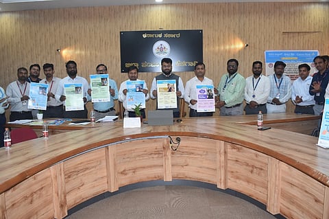 ಬೆಳಗಾವಿ ನಗರದ ಜಿಪಂ ಸಭಾಂಗಣದಲ್ಲಿ ಸೋಮವಾರ ಸಿಇಒ ರಾಹುಲ ಶಿಂಧೆ ಸಾಕ್ಷರತಾ ಸಪ್ತಾಹದ ಪ್ರಚಾರ ಪತ್ರ ಬಿಡುಗಡೆಗೊಳಿಸಿದರು. ರವಿ ಬಂಗಾರೆಪ್ಪನವರ, ಪ್ರಶಾಂತ ಘೋಡಕೆ ಇತರರಿದ್ದರು.