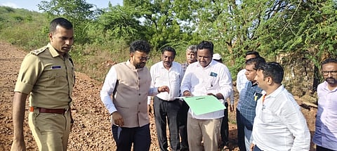 ಹುಕ್ಕೇರಿ ತಾಲೂಕಿನ ಹರಗಾಪೂರ ಹಾಗೂ ಪಾಶ್ಚಾಪೂರ ಗ್ರಾಮಗಳಿಗೆ ಗುರುವಾರ ಸಿಇಒ ರಾಹುಲ ಶಿಂಧೆ, ಎಸ್‌ಪಿ ಕೆ.ರಾಮರಾಜನ್ ಭೇಟಿ ನೀಡಿದರು. ಗಂಗಾಧರ ದಿವಟರ್, ಟಿ.ಆರ್.ಮಲ್ಲಾಡದ ಇತರರಿದ್ದರು.