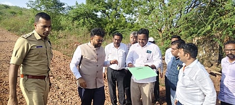 ಹುಕ್ಕೇರಿ ತಾಲೂಕಿನ ಹರಗಾಪುರ ಹಾಗೂ ಪಾಶ್ಚಾಪುರ ಗ್ರಾಮಗಳಿಗೆ ಗುರುವಾರ ಸಿಇಒ ರಾಹುಲ ಶಿಂಧೆ, ಎಸ್‌ಪಿ ಕೆ.ರಾಮರಾಜನ್ ಭೇಟಿ ನೀಡಿದರು. ಗಂಗಾಧರ ದಿವಟರ, ಟಿ.ಆರ್.ಮಲ್ಲಾಡದ ಇತರರಿದ್ದರು.