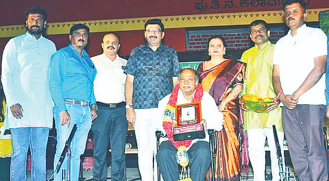 ಮೇಲುಕೋಟೆಯ ಪುತಿನ ಕಲಾಮಂದಿರದಲ್ಲಿ ಪದ್ಮಶ್ರೀ ಪ್ರಶಸ್ತಿಗೆ ಭಾಜನರಾಗಿರುವ ಪುಸ್ತಕಮನೆ ಅಂಕೇಗೌಡರನ್ನು ಪ್ರೊ. ಕೃಷ್ಣೇಗೌಡ ಅಭಿನಂದಿಸಿದರು. ಸಂತೋಷ್, ಸುಜಾತಾ ಅಕ್ಕಿ, ಬಿ.ವಿ.ನಂದೀಶ್ ಇದ್ದರು.
