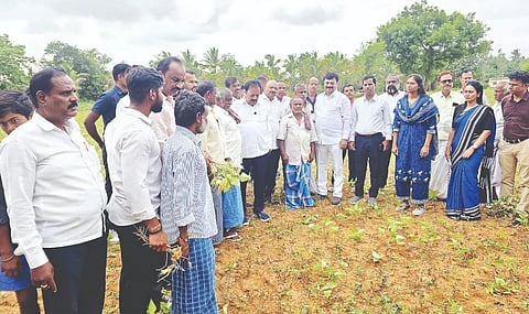 ಮಳವಳ್ಳಿ ತಾಲೂಕಿನ ರಾಗಿಬೊಮ್ಮನಹಳ್ಳಿ ಗ್ರಾಮದ ರೈತರ ಜಮೀನಿನಲ್ಲಿ ಮಳೆ ಇಲ್ಲದೇ ಹಾನಿಯಾಗಿರುವ ಬೆಳೆಯನ್ನು ಭಾನುವಾರ ಸಚಿವರಾದ ಎನ್.ಚಲುವರಾಯಸ್ವಾಮಿ ಹಾಗೂ ಪಿ.ಎಂ.ನರೇಂದ್ರಸ್ವಾಮಿ ಭೇಟಿ ನೀಡಿ ಪರಿಶೀಲನೆ ನಡೆಸಿದರು. ವಿಧಾನ ಪರಿಷತ್ ಸದಸ್ಯ ಬಿ.ಎಸ್.ಶಿವಣ್ಣ, ಜಿಲ್ಲಾಧಿಕಾರಿ ಕುಮಾರ್, ಜಿಪಂ ಸಿಇಒ ಕೆ.ಆರ್. ನಂದಿನಿ ಇದ್ದಾರೆ. 